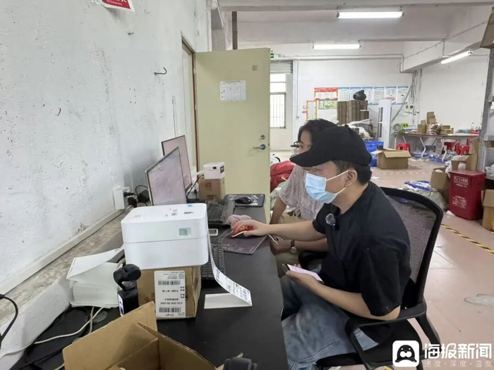 7月16日，林坚在电脑端登录许久未上的网店后台。