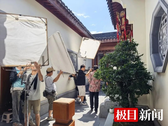 剧组在横店的一个片场拍摄（受访者供图）