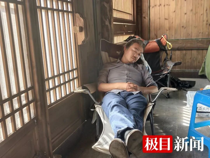 片场角落，吴维斌在折叠躺椅上小憩（极目新闻记者 刘琴 摄）