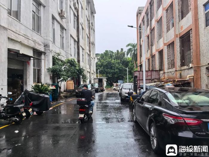 白天，林坚骑电动车去招揽快递业务。