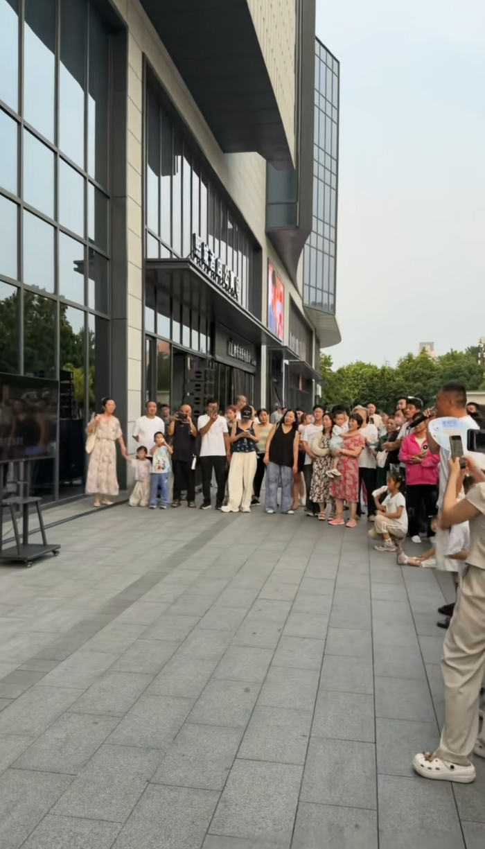 市民在唱歌 来源：视频截图