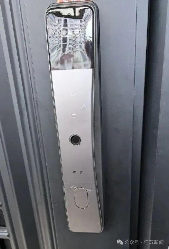 老人家的门锁。图/上海法治报