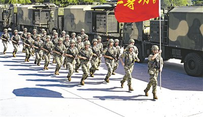 该分队官兵奔向战位。解放军报特约记者 刘明松摄