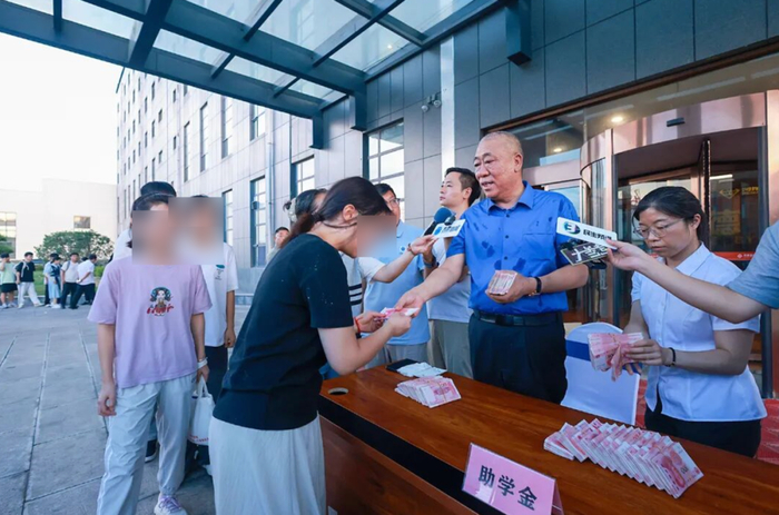 2025年助学金发放现场（图源：企业官方微信）