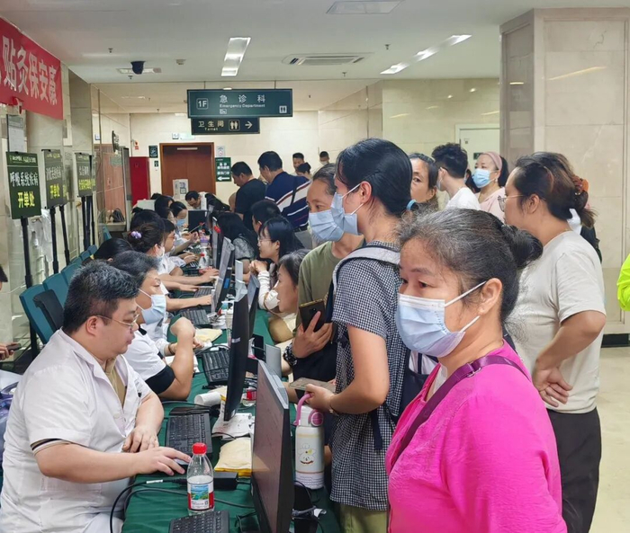 花园山院区众多市民排队等待义诊。实习生黄馨然 摄