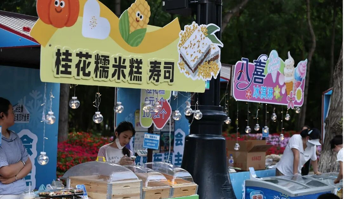琳琅满目的商品吸引游客驻足(央广网发 王强 摄)