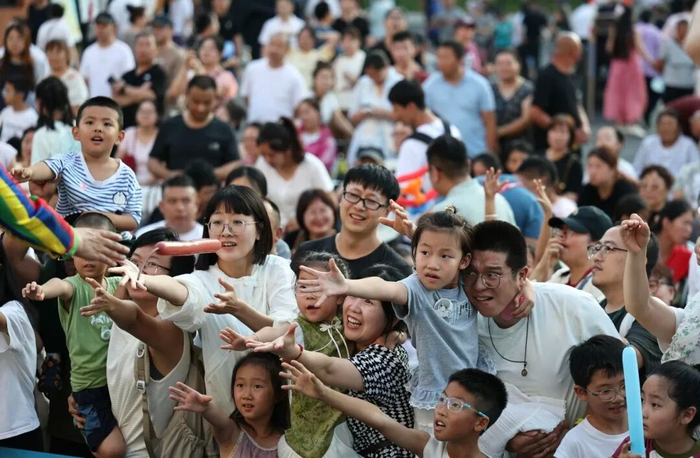 市民与表演者互动(央广网发 王强 摄)