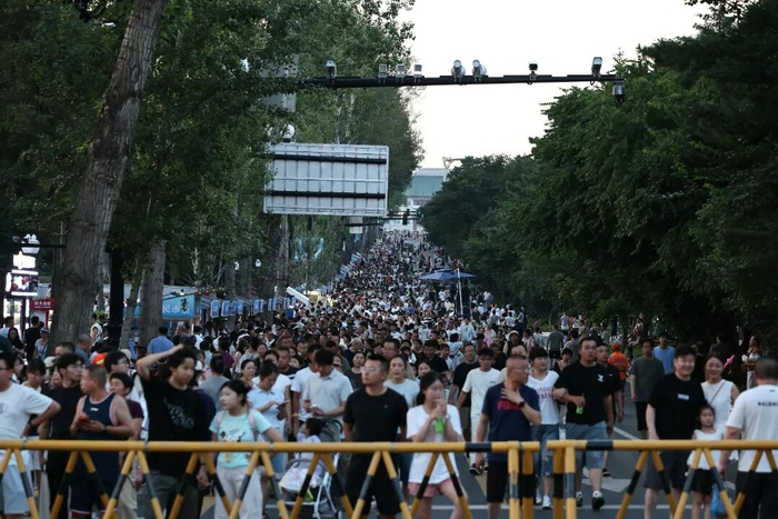 市集吸引众多市民游客前来打卡(央广网发 王强 摄)