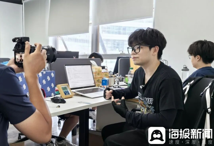 物联网工程专业的应届生吴仁城接受海报新闻记者采访。