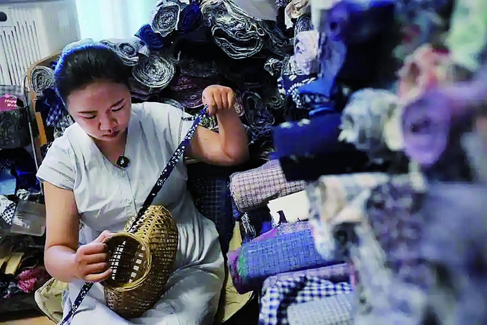    谢朝露制作蓝印花布工艺品