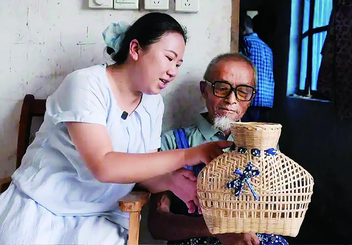     谢朝露将两种工艺结合的物品展示给唐生由看