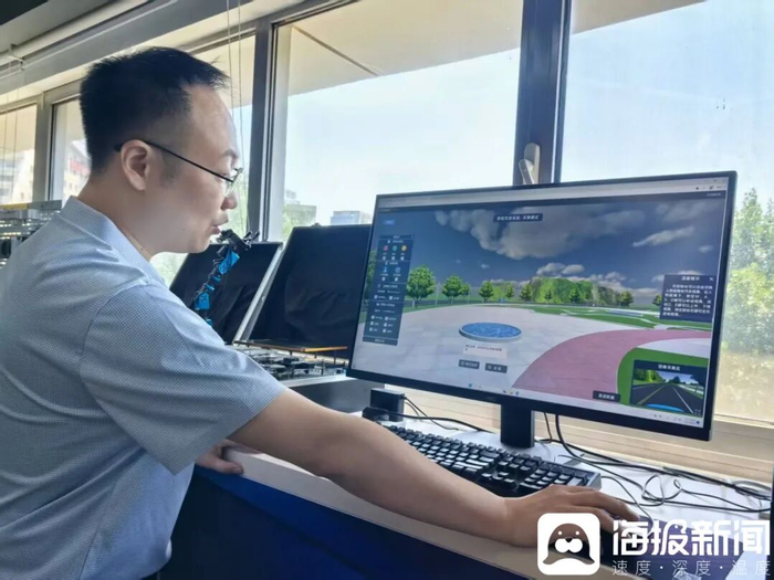 华清远见副总裁李鹏向记者介绍人工智能虚拟仿真系统。