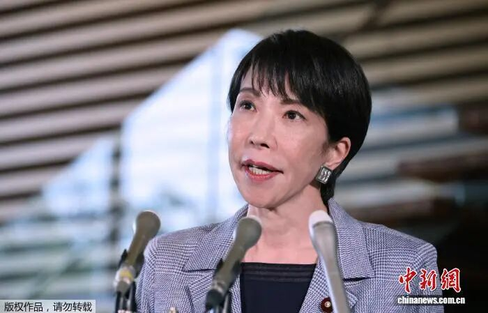 资料图：2025年11月25日，日本首相高市早苗回答记者问题。