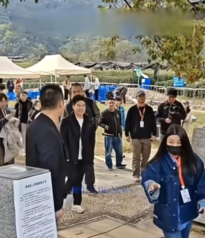 观看与辉同行出外景，方成林承担是助理角色，统筹行程，安排合影等。