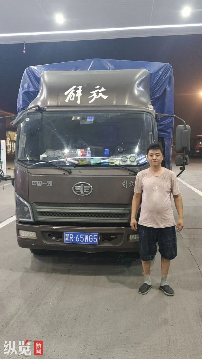 韩小闯与自己驾驶的货车合影。（来源/受访人提供）