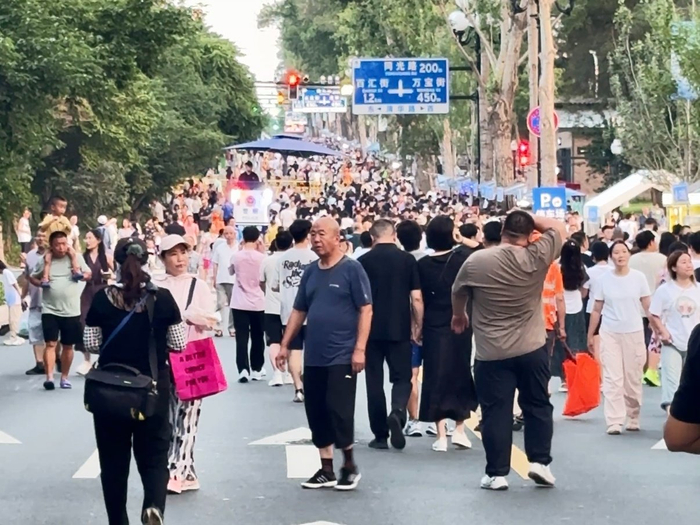 街区人山人海(央广网实习记者 杨赫琪 摄)