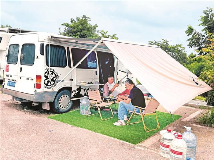 外地游客在安顺房车营地休憩。 本报记者 周强 摄
