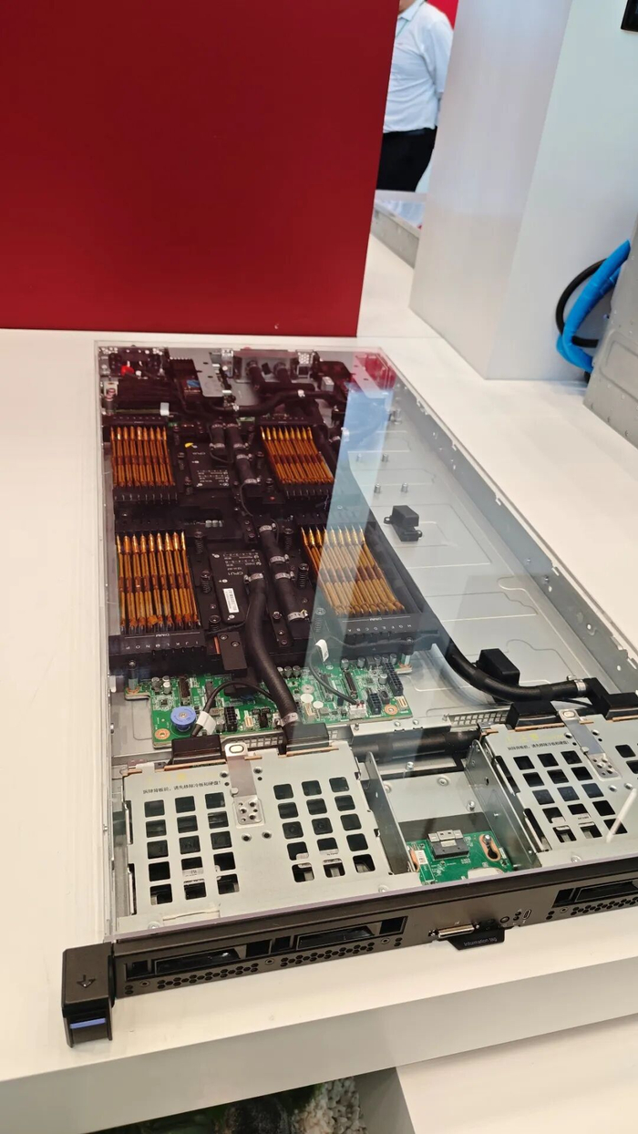 采用液冷散热方案的服务器体积更小 图片来源：每经记者 张宏 摄