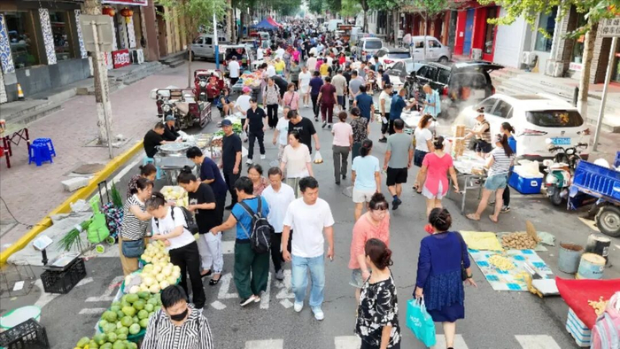 人头攒动的鸡东早市。