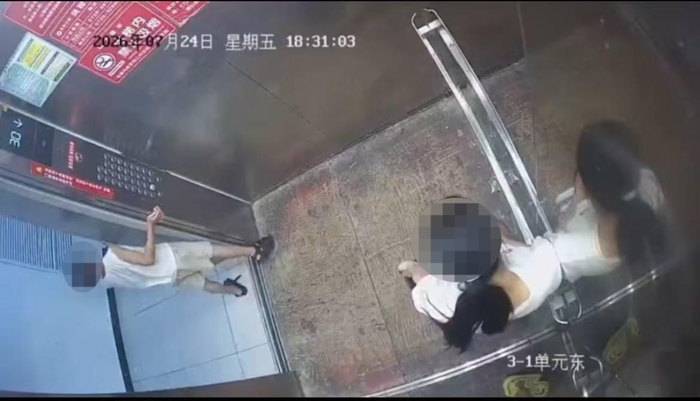 ▲男童挡电梯等家长 监控视频截图