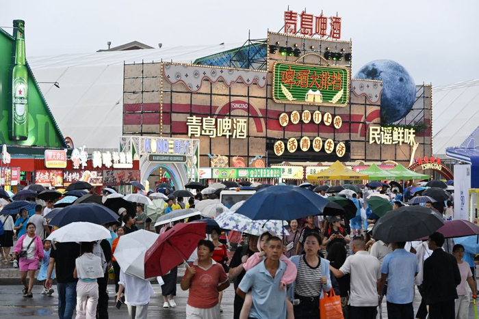 7月17日,人们来到青岛西海岸新区金沙滩啤酒城参加啤酒节。新华社记者 李紫恒 摄