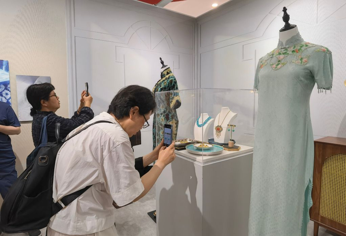 游客在上海市群众艺术馆参观海派旗袍展。新华社记者陈爱平 摄