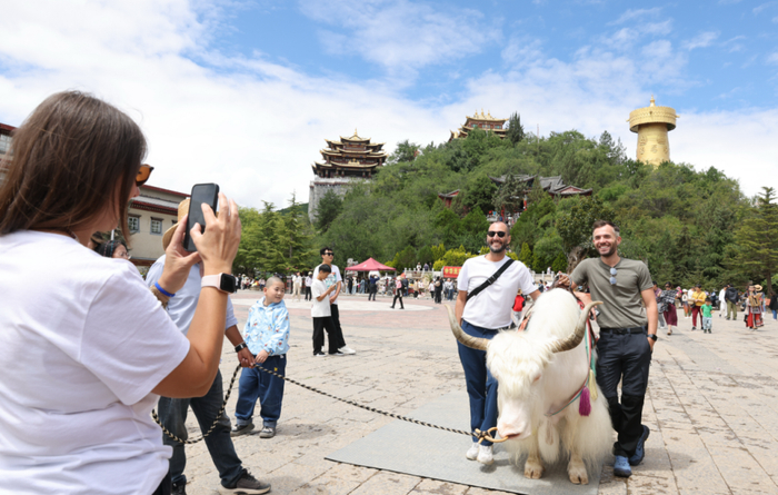 香格里拉独克宗古城，几位外国游客在拍照。黄兴能 摄