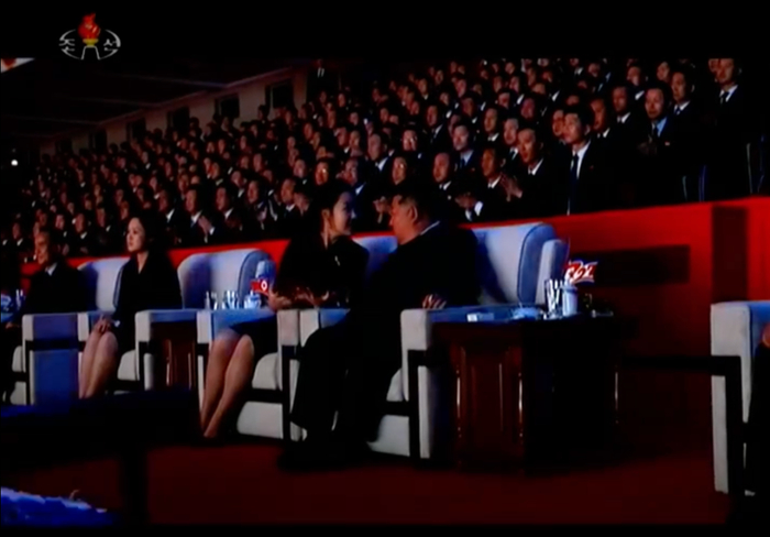 7月27日，金正恩携妻女出席祖国解放战争胜利73周年纪念演出。在演出过程中，金正恩和女儿交谈。图/朝鲜中央电视台报道截图。