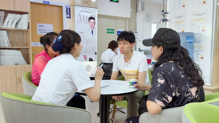何妈妈带孩子进行术前检查