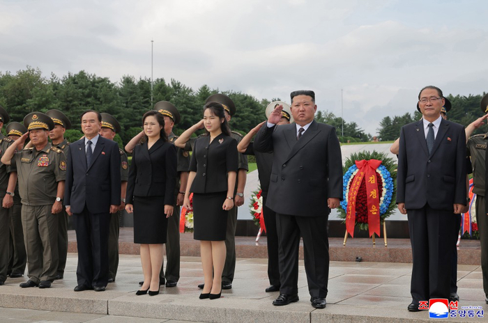 7月26日，金正恩携妻女凭吊大城山革命烈士陵园。图/朝中社