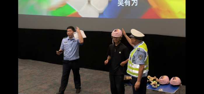 图:交警在观影间隙讲解佩戴头盔等安全知识