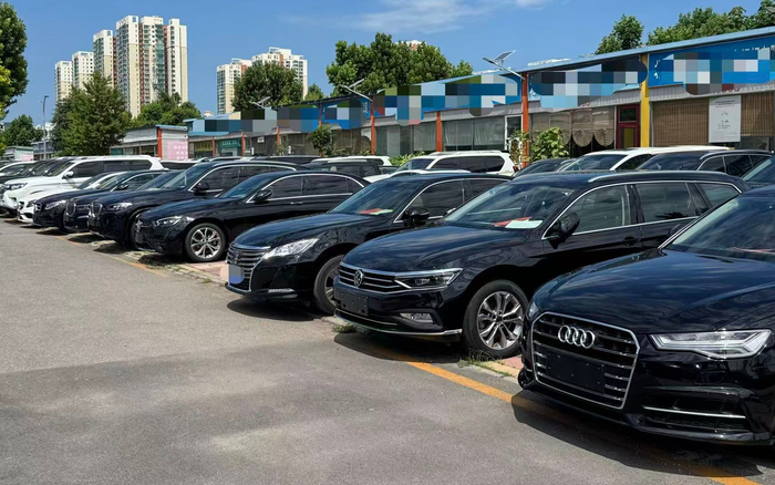 花乡二手车市场的燃油二手车。 新京报贝壳财经记者 王琳琳 摄