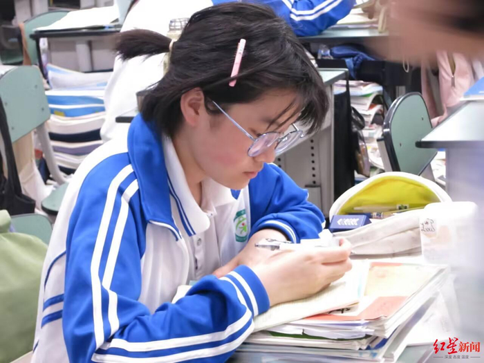 刘芳在学习
