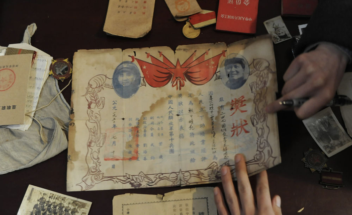 李文祥保存的奖状和奖章等。新华社记者 赵鹏 摄