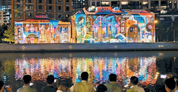            昨晚，福新面粉厂建筑立面呈现特色光影秀，为“苏河湾·东方插画之城”建设注入原创视觉艺术新动能  本报记者  刘歆  摄          