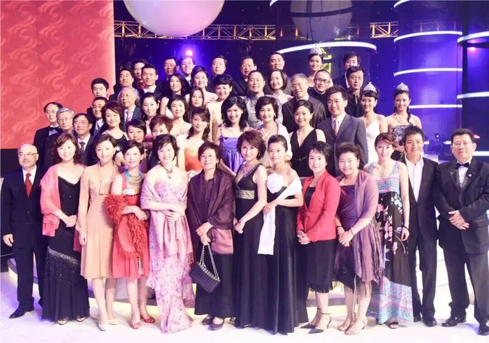 凤凰卫视主持人大合照。前排左六为沈蓓蓓女士（图片来源：五色之冀）