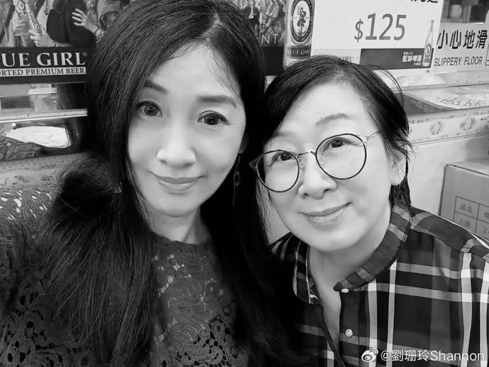 沈蓓蓓（右）与刘珊玲合影（图片来源：刘珊玲微博）