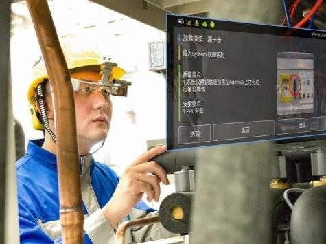 图：人员佩戴AR眼镜执行PM作业中