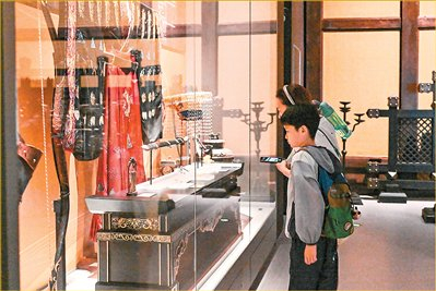 观众在参观展览。