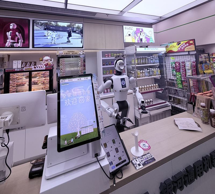 全家北京中关村鼎好店银河通用机器人在岗服务。新京报贝壳财经记者 程靓 摄
