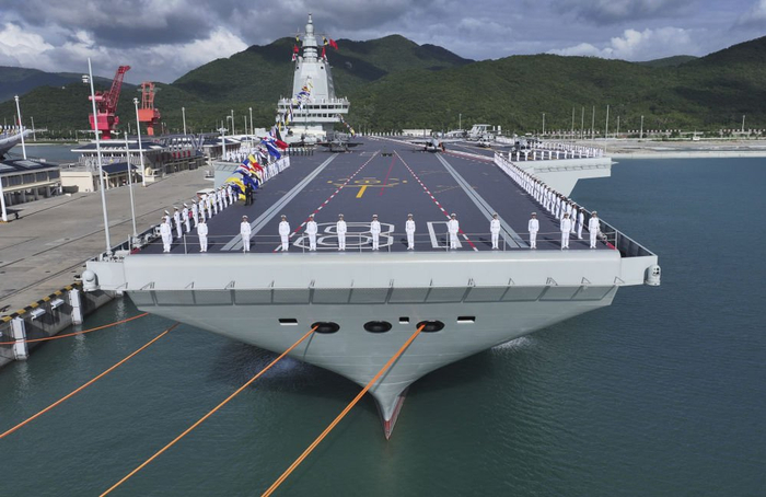 我国第一艘电磁弹射型航空母舰福建舰入列授旗仪式在海南三亚某军港举行（2025年11月5日摄）。新华社记者 李刚 摄