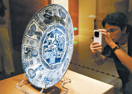 　　明青花开光花鸟纹大盘 本报记者 安旭东 摄