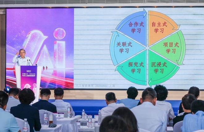 教育部义务教育信息科技课程专家组组长、北京航空航天大学教授熊璋建议中小学改革评价方式。袁婧 摄