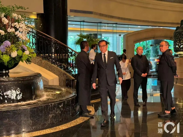 8月2日上午，施南生追思会于香港举行，知名导演尔冬升身着黑衣到场送别故人。图源：香港01