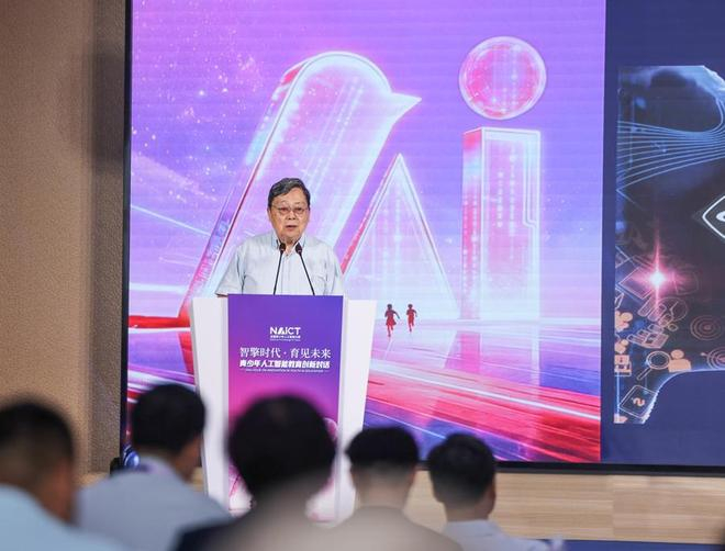中国科学院院士、复旦大学信息科学与工程学院教授金亚秋鼓励大学开放实验室。袁婧 摄