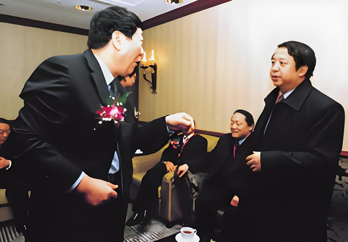 图3：牛根生与郑俊怀在2004年中国企业领袖年会上不期而遇