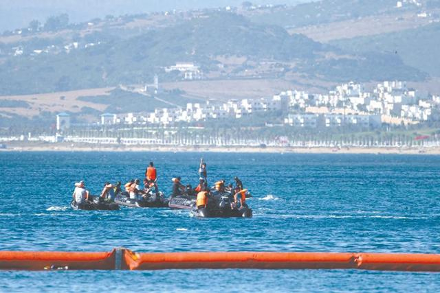 为防止休达再次发生大规模非法越境，西班牙升级边境管控，安装新的海上拦截设施。（视觉中国）