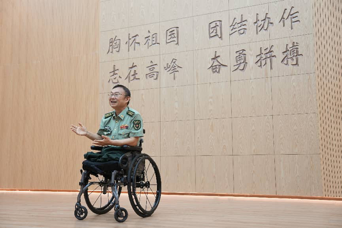   ↑国防科技大学计算机学院研究员王戟在大学组织的公开采访上回答媒体提问（2026年6月7日摄）。新华社发（韩启扬 摄）