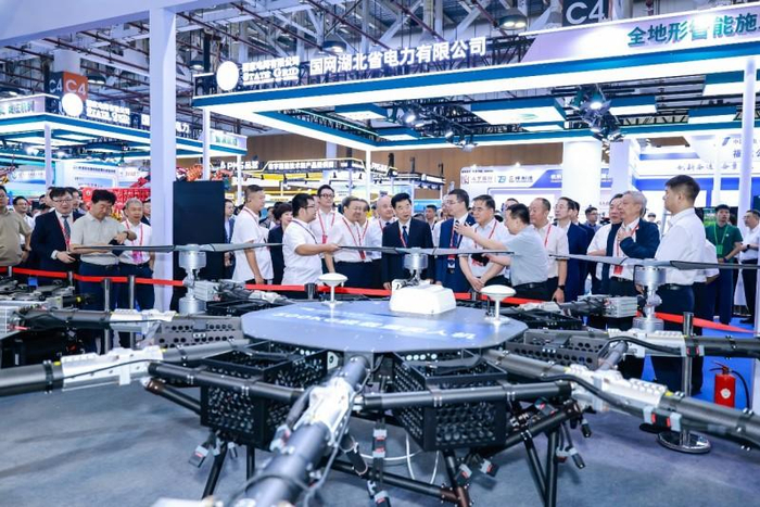 图为与会嘉宾在第二届电力智能新型施工装备展现场