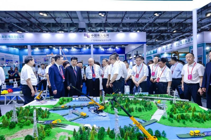 图为与会嘉宾在第二届电力智能新型施工装备展现场